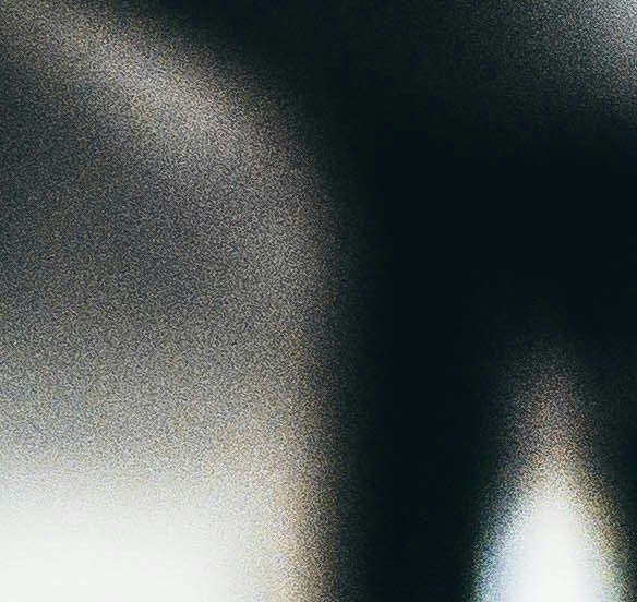 eine große Glühbirne die an der Decke hängt