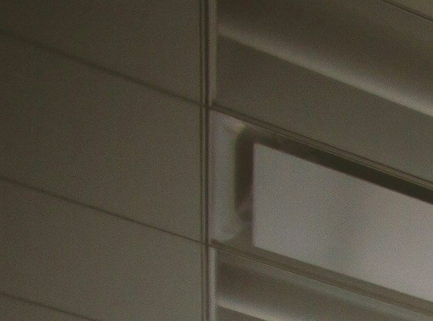 Langer Konferenztisch in einem verglastem Büro