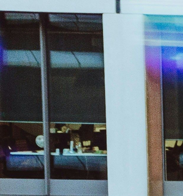 Bürogebäude mit vielen Fenstern durch die man viele Arbeitsplätze sieht